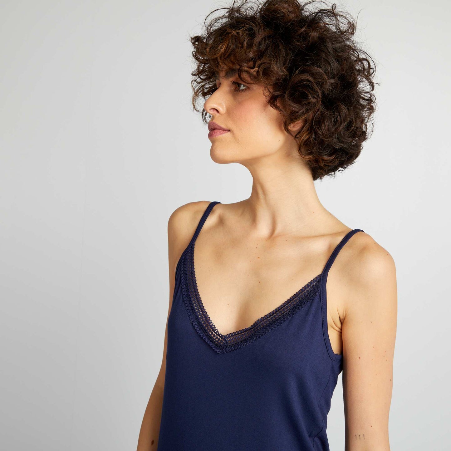 Nuisette mi-longue avec dentelle Bleu