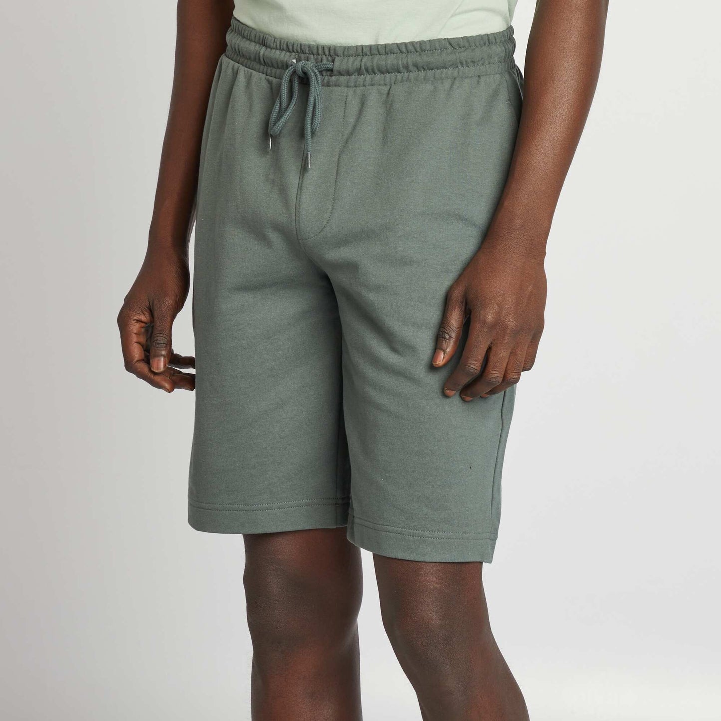 Short de sport style jogger VERT FONCé