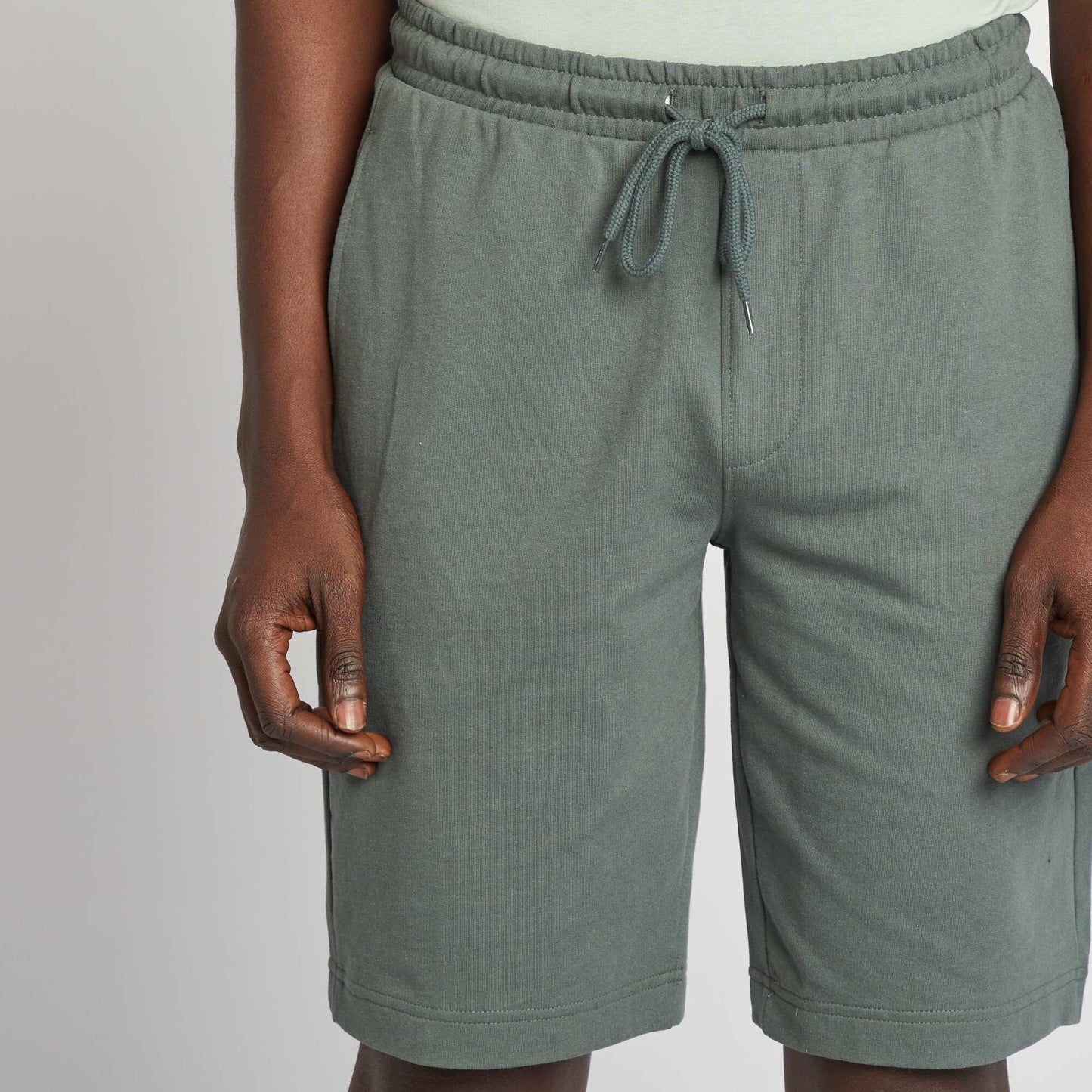 Short de sport style jogger VERT FONCé