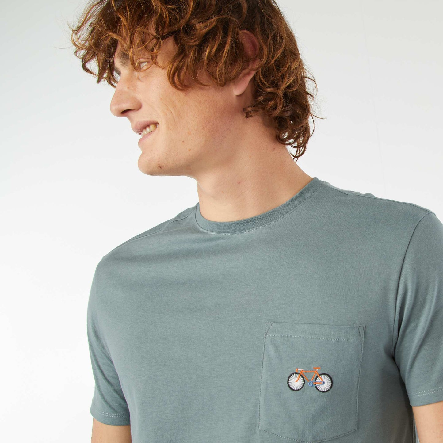 T-shirt manches courtes avec poche poitrine et broderie BLEU