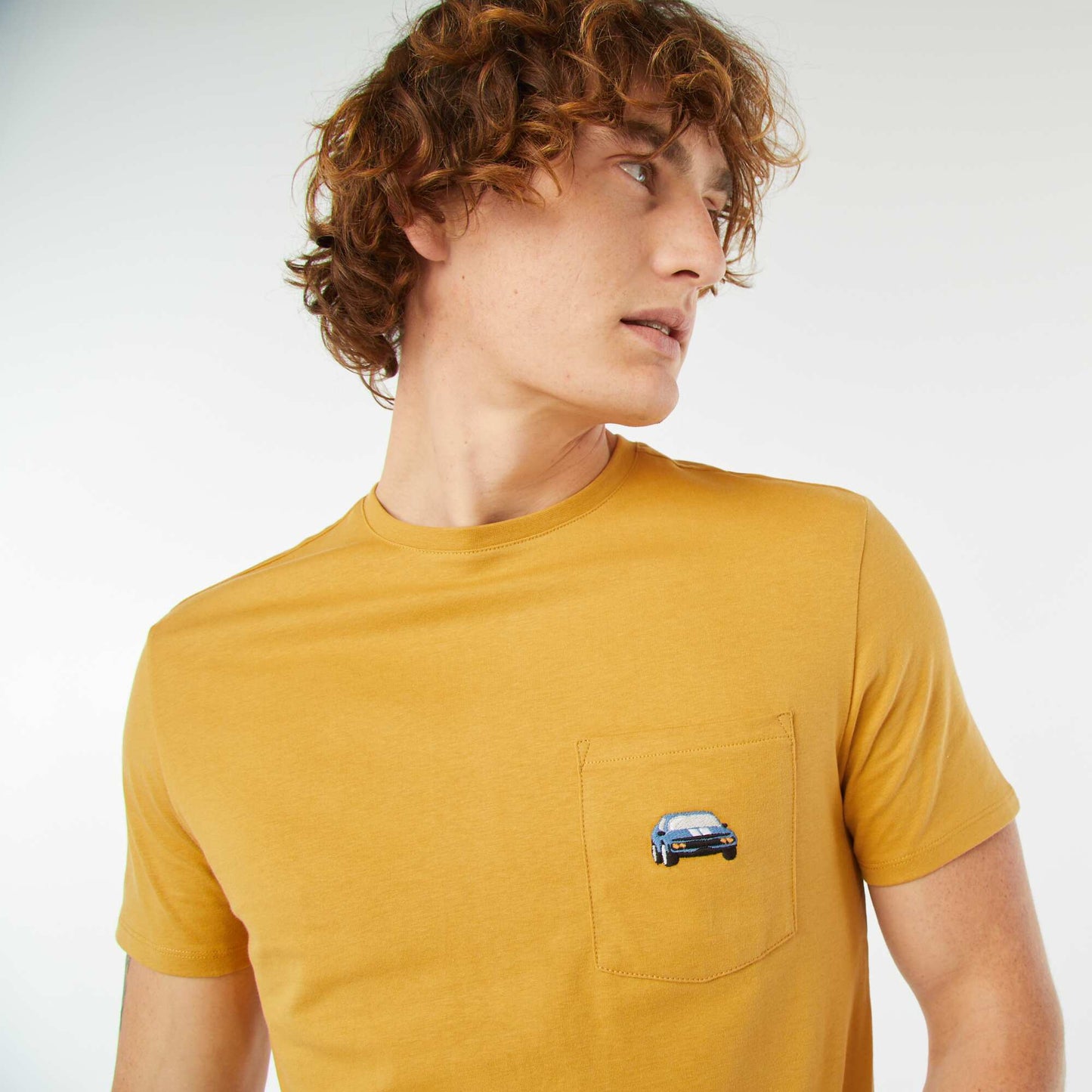T-shirt manches courtes avec poche poitrine et broderie JAUNE