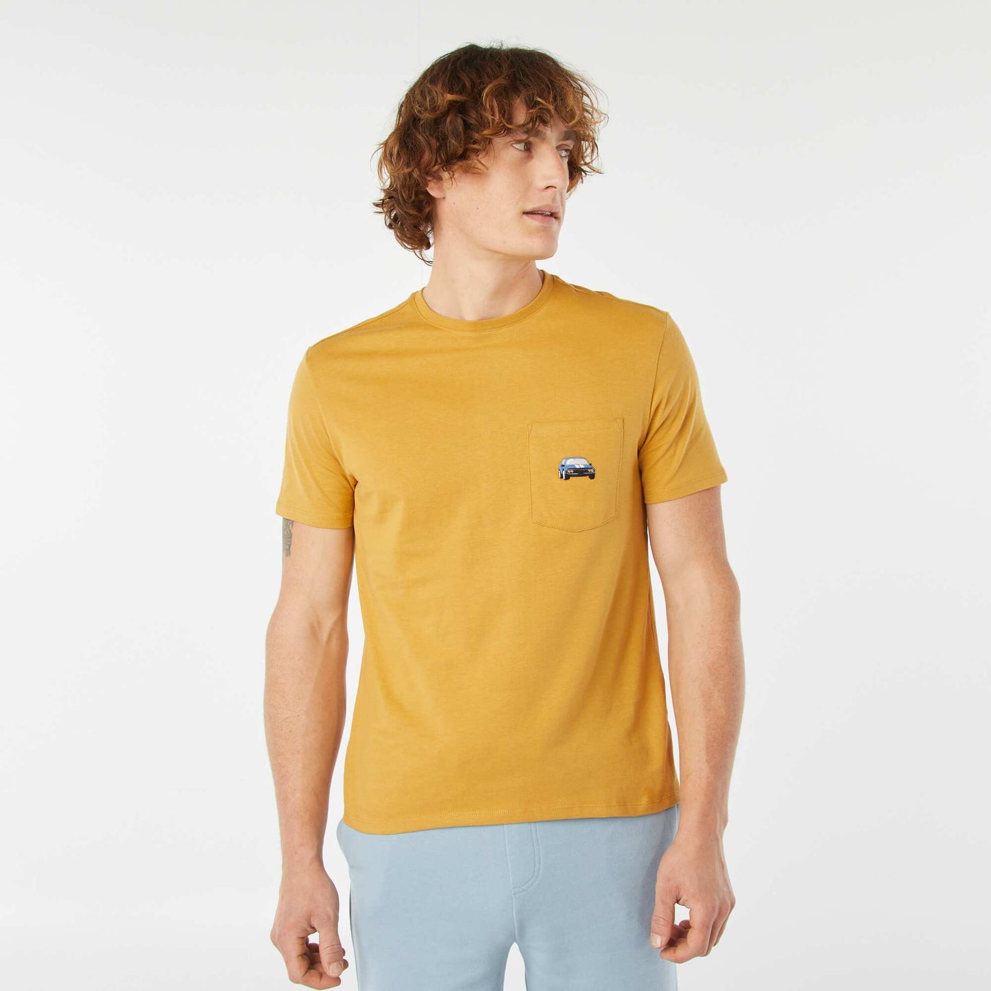 T-shirt manches courtes avec poche poitrine et broderie JAUNE