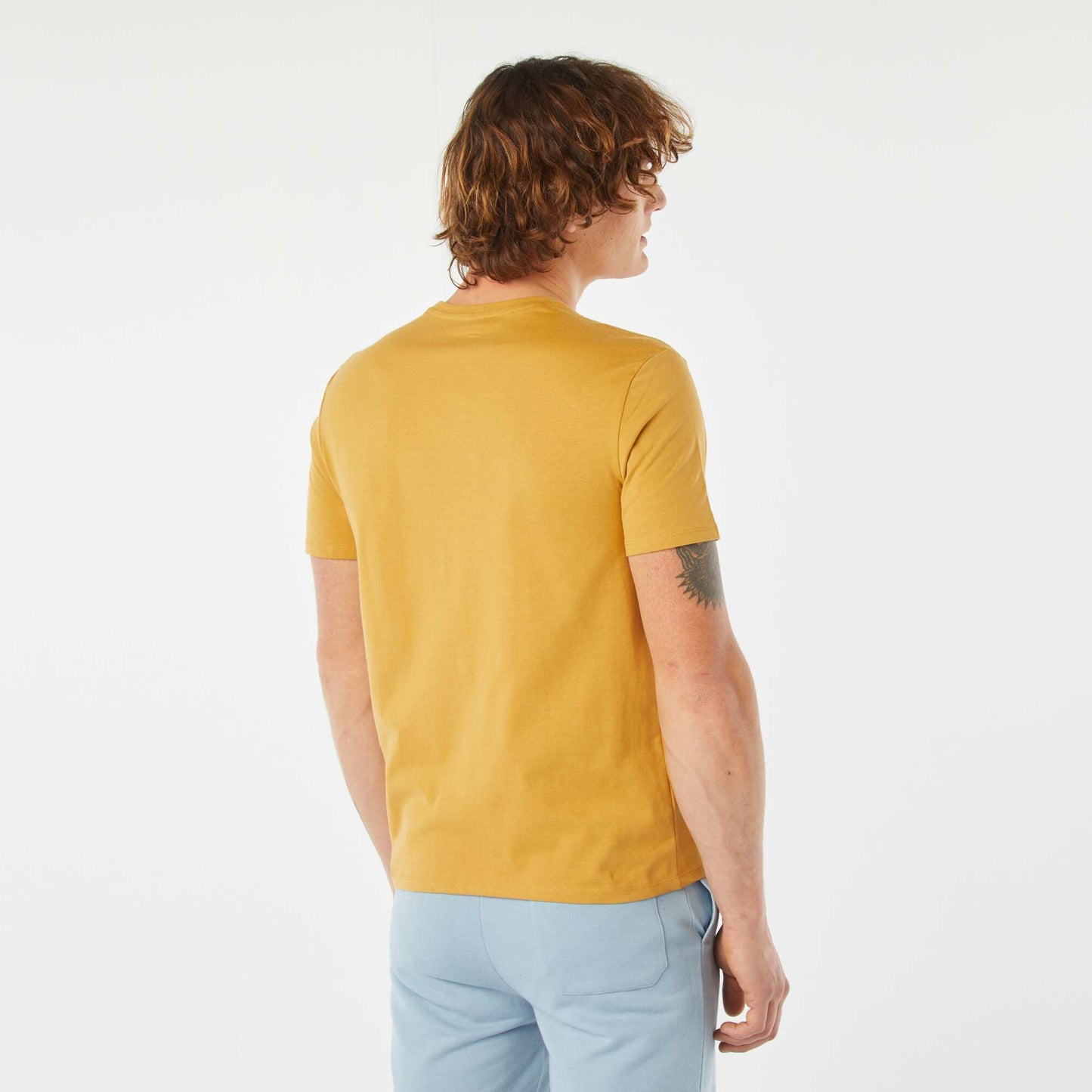 T-shirt manches courtes avec poche poitrine et broderie JAUNE