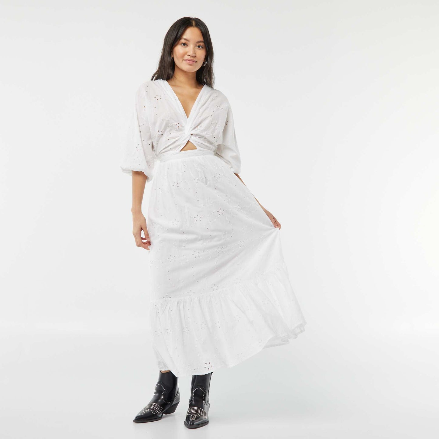 Robe longue avec broderie anglaise et volant à la base BLANC