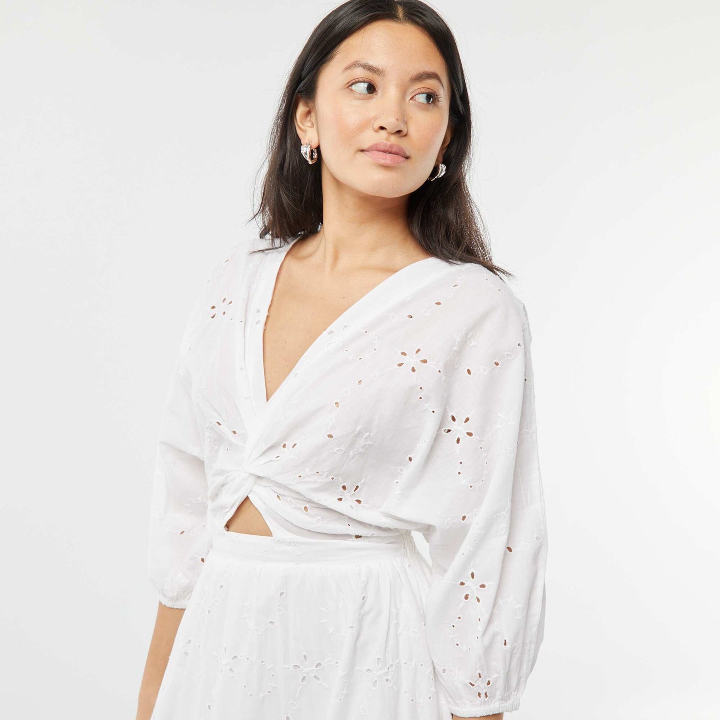 Robe longue avec broderie anglaise et volant à la base BLANC