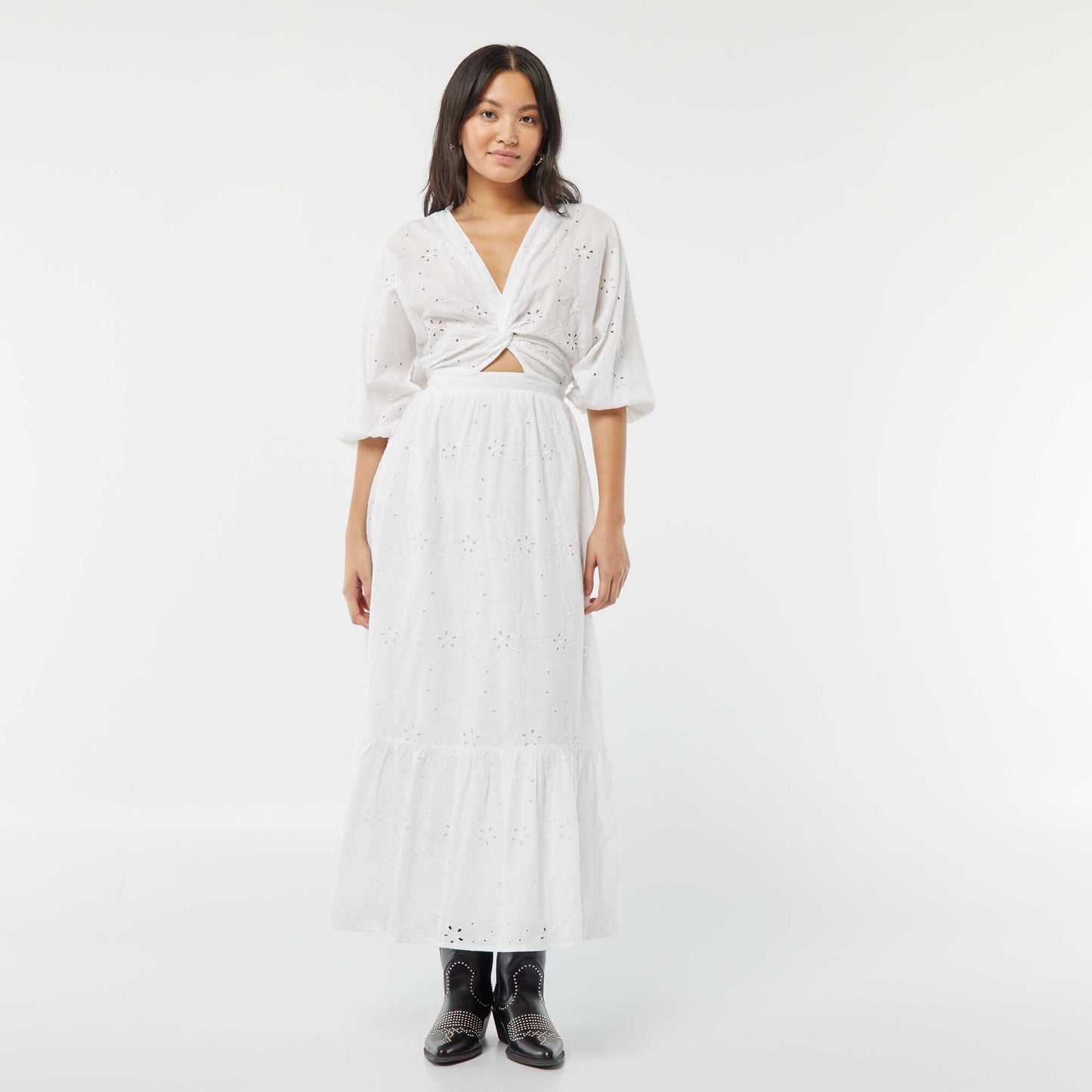 Robe longue avec broderie anglaise et volant à la base BLANC