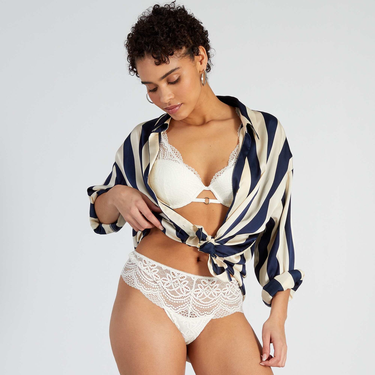 Tanga dentelle en satin blanc