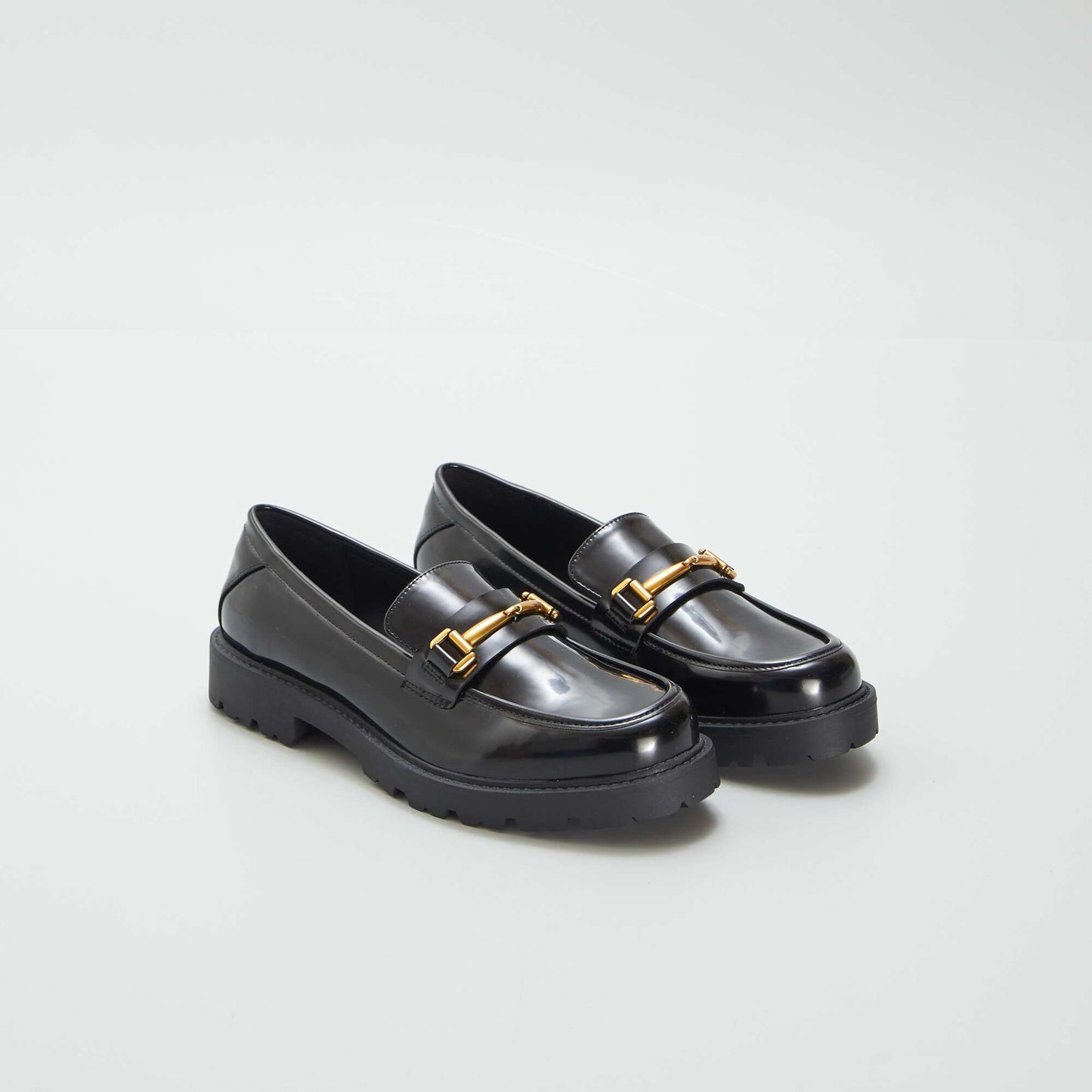 Mocassins vernis avec bijou doré noir