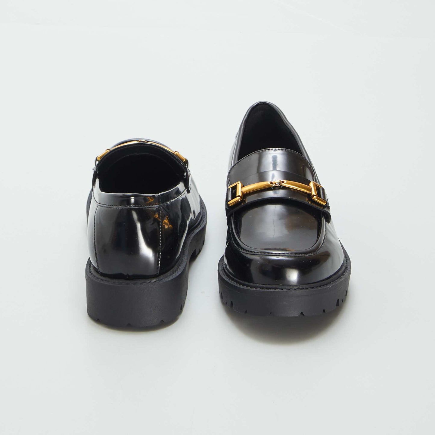 Mocassins vernis avec bijou doré noir