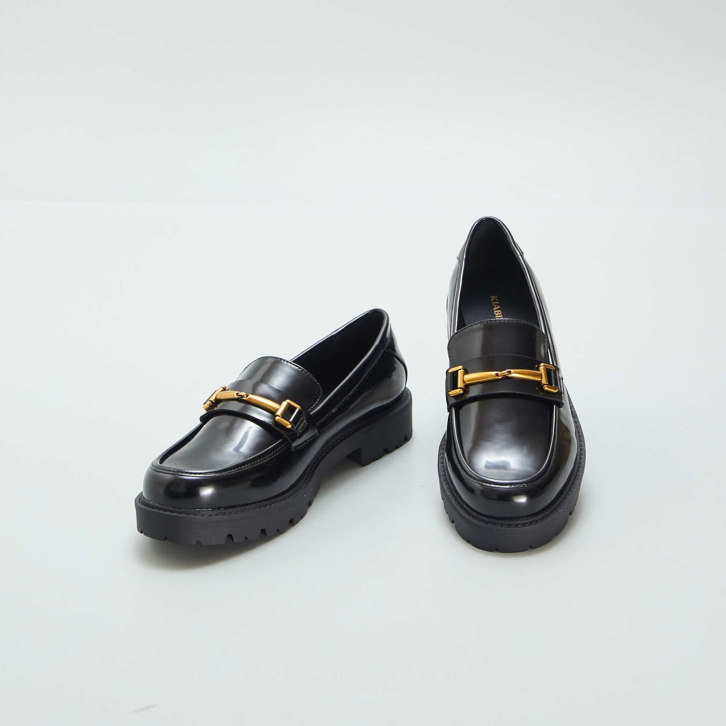 Mocassins vernis avec bijou doré noir