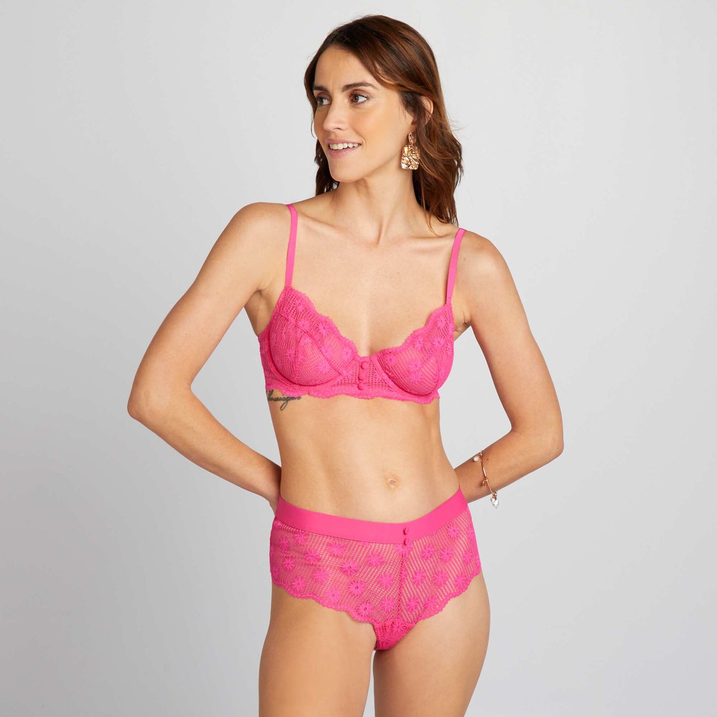 Soutien-gorge corbeille en dentelle avec boutons Rose