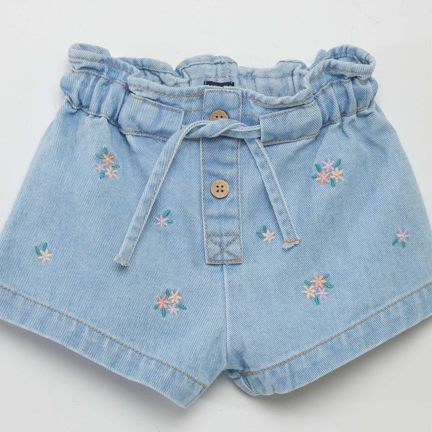 Short en jean avec fleurs brodées Bleu