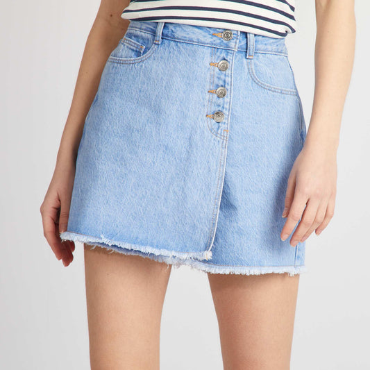 Jupe short en denim avec bords crus Denim