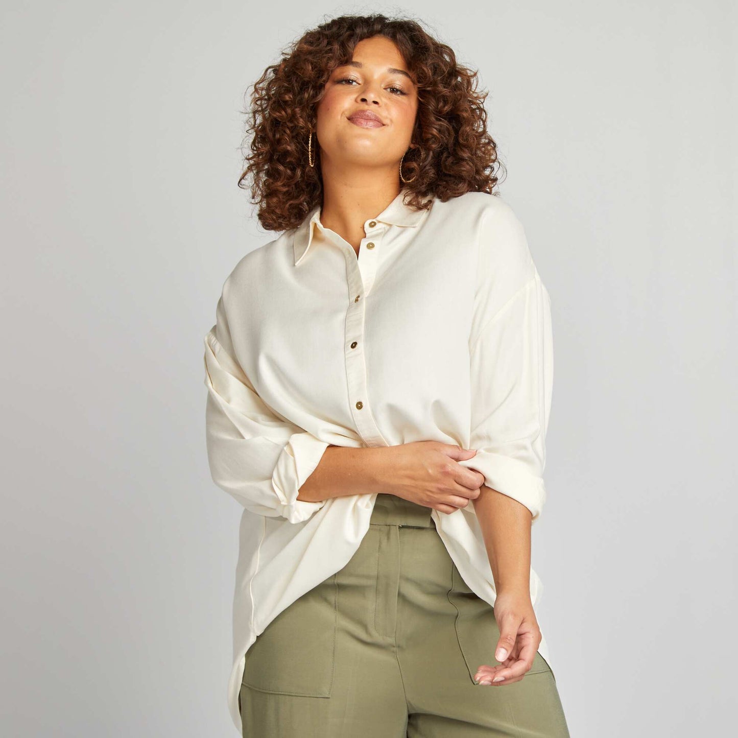 Chemise longue avec boutons dorés Beige