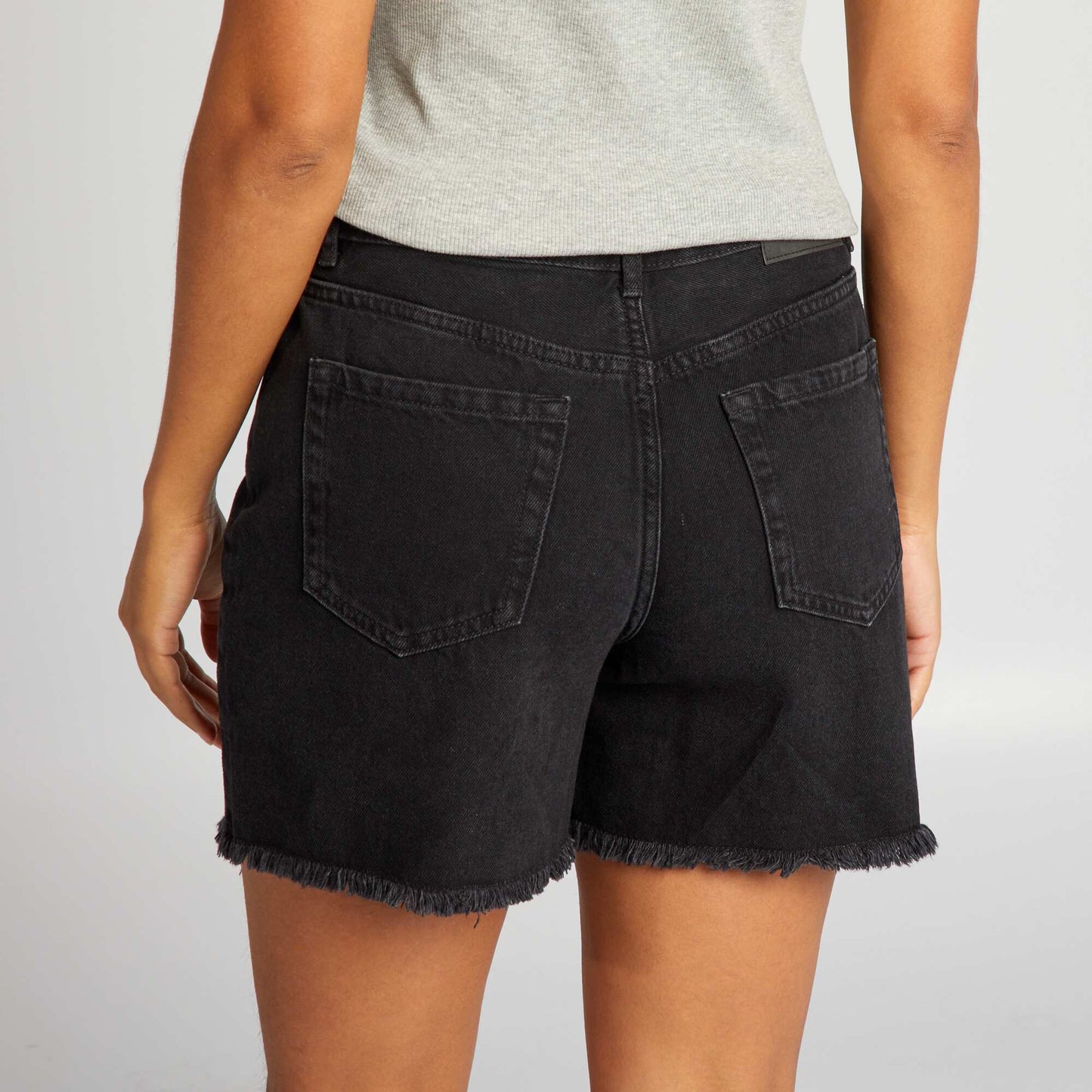 Short taille haute avec boutons Noir