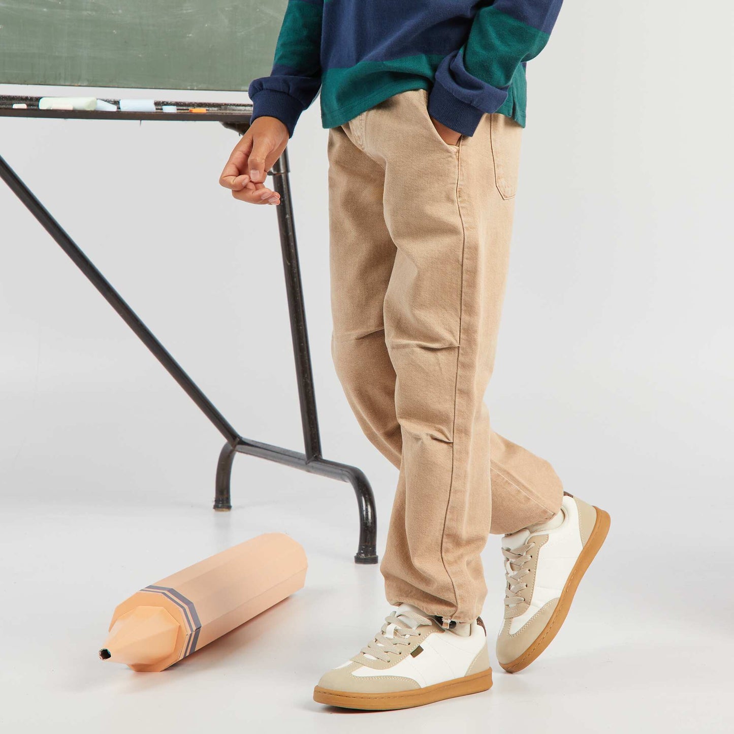 Pantalon en denim plis d'aisance genoux beige