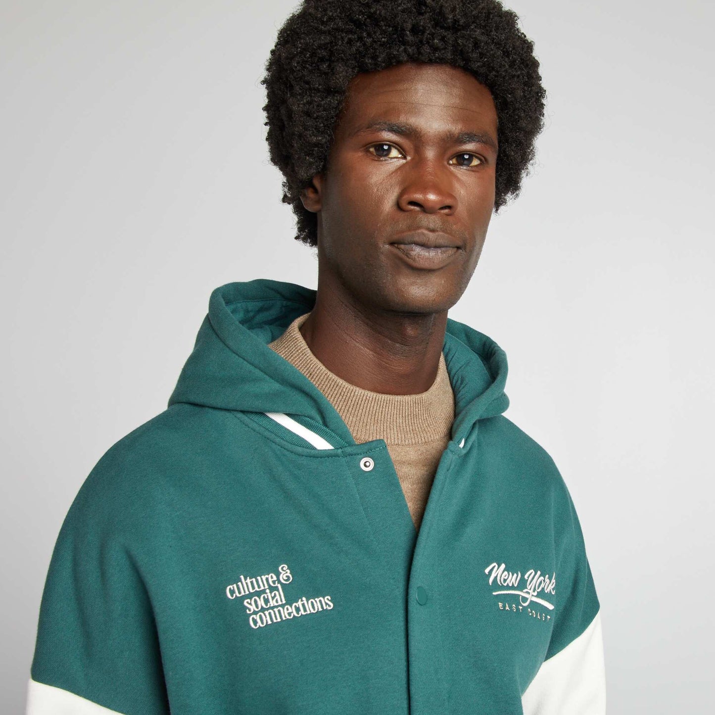 Sweat à capuche style campus Vert/blanc