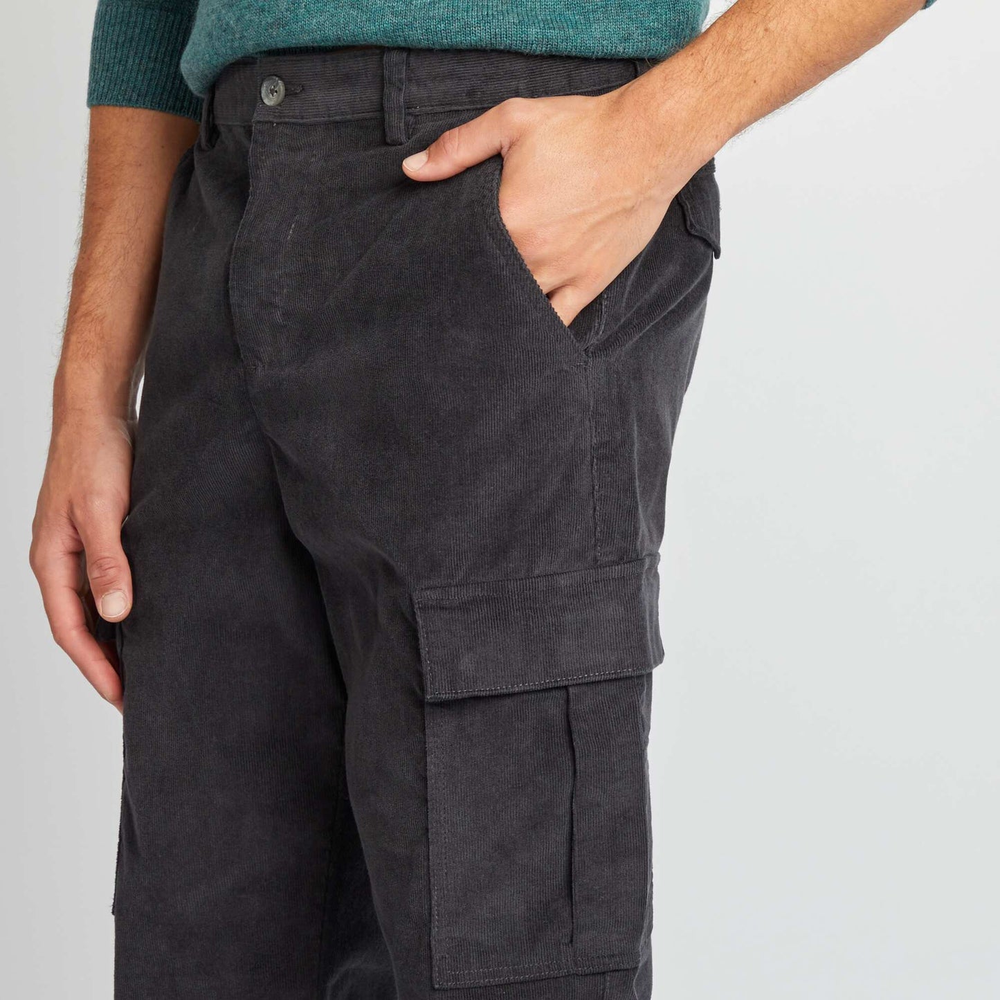 Pantalon en velours côtelé gris foncé