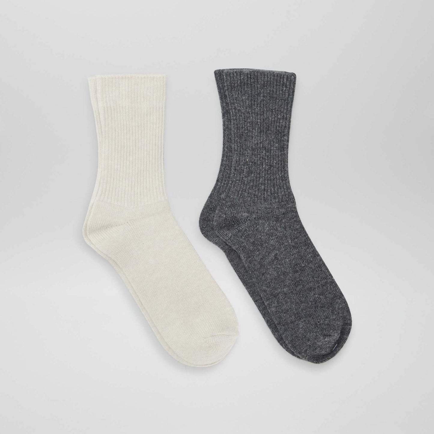 Chaussettes contenant de la laine Gris