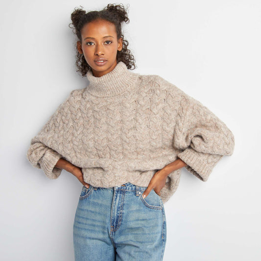 Pull en maille torsade avec col roulé Beige