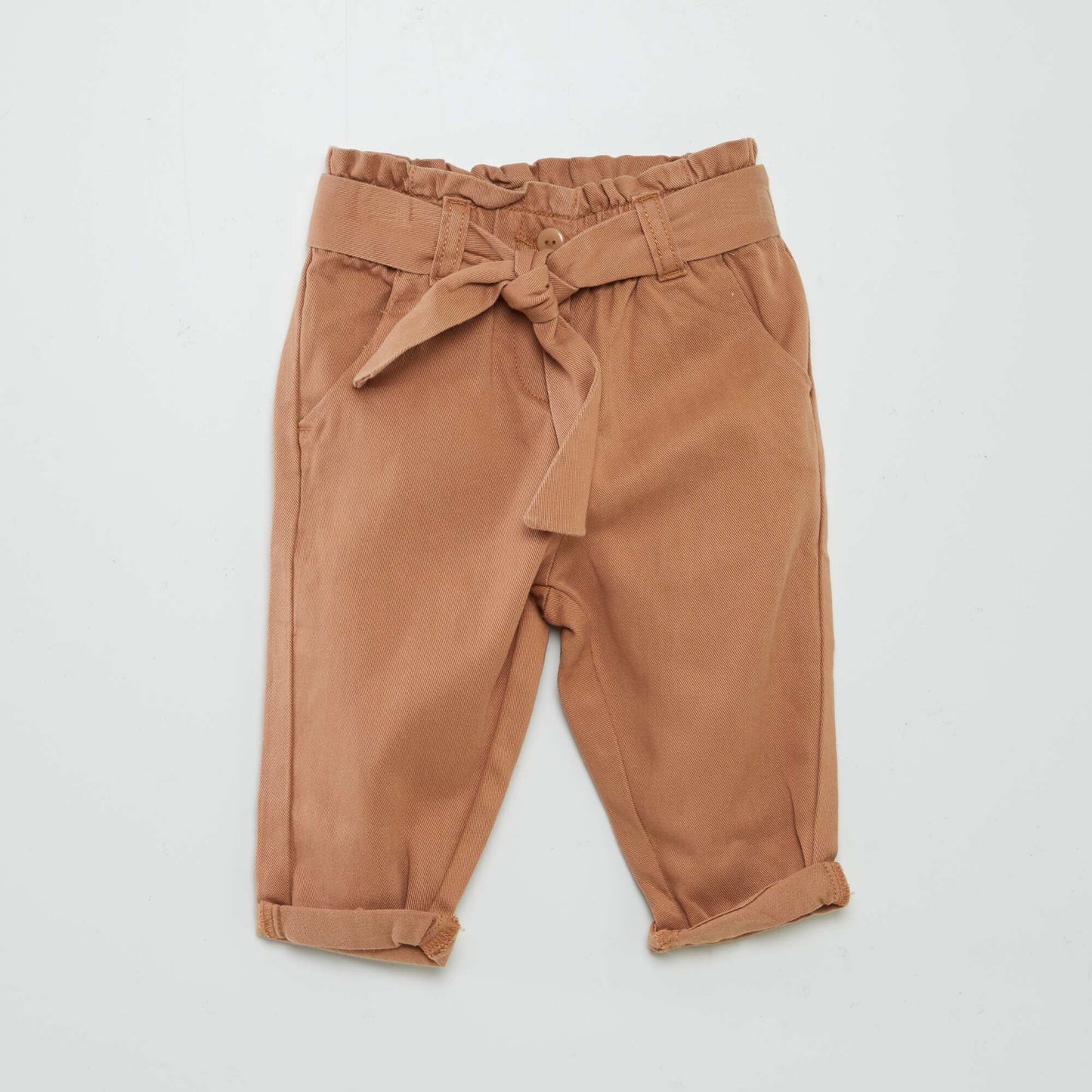 Pantalon uni avec ceinture et volants Marron