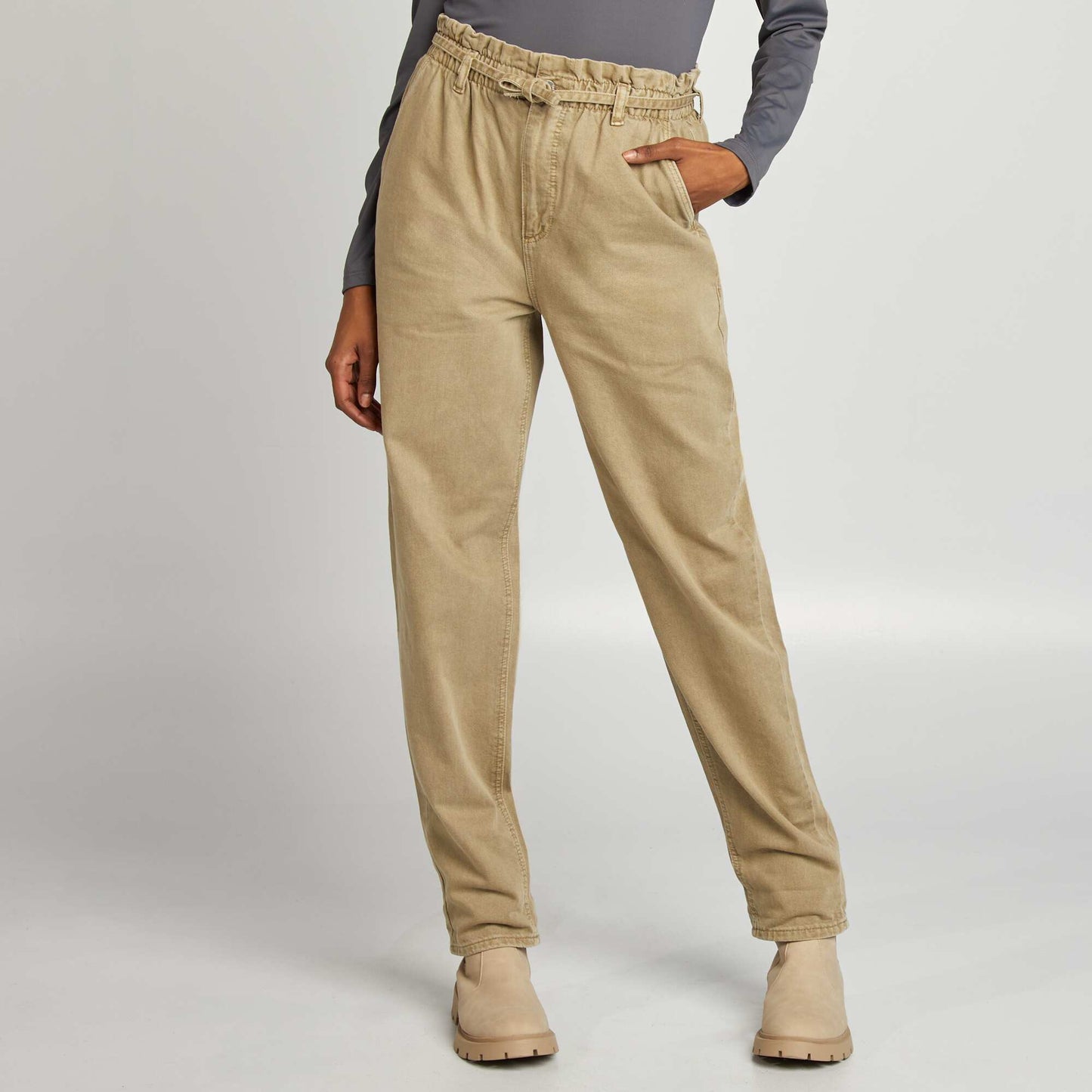 Pantalon en twill avec fine ceinture à nouer VERT