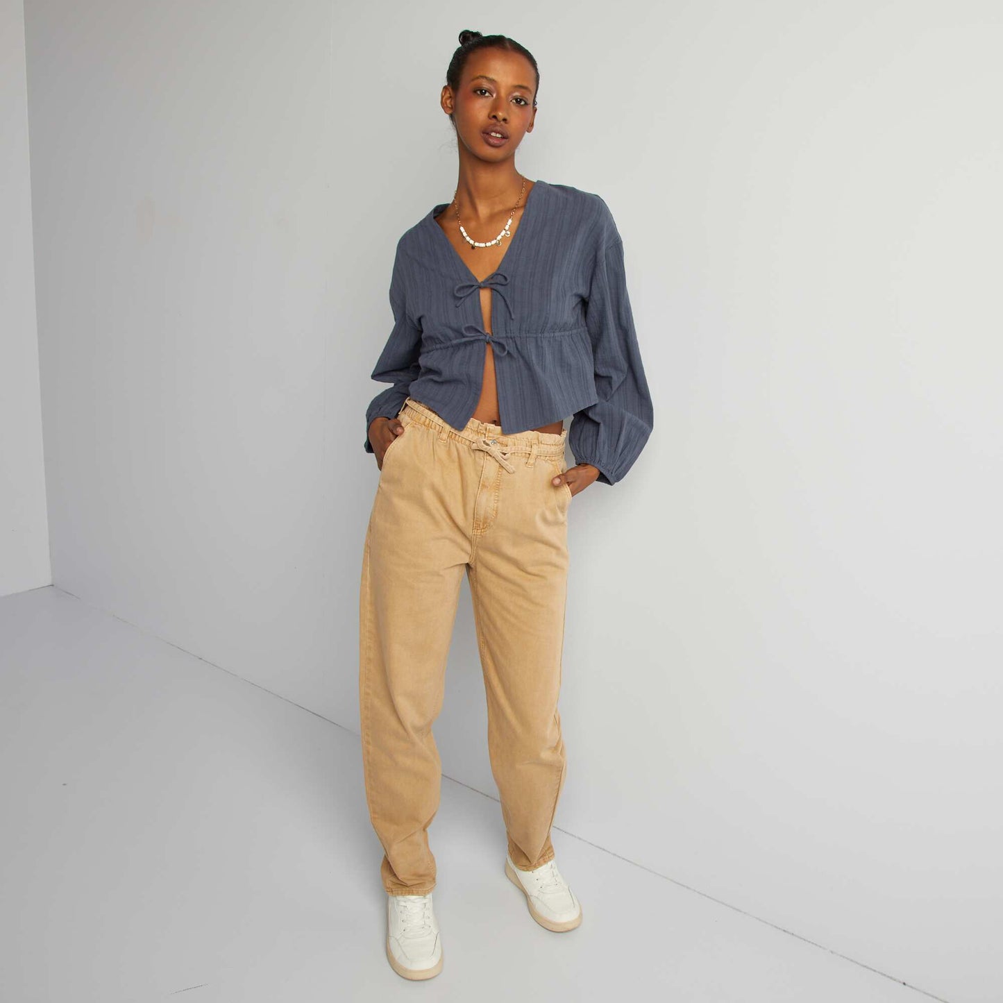 Pantalon en twill avec fine ceinture à nouer beige