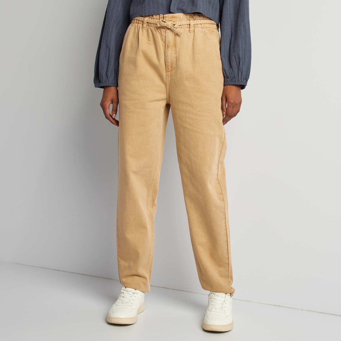 Pantalon en twill avec fine ceinture à nouer beige