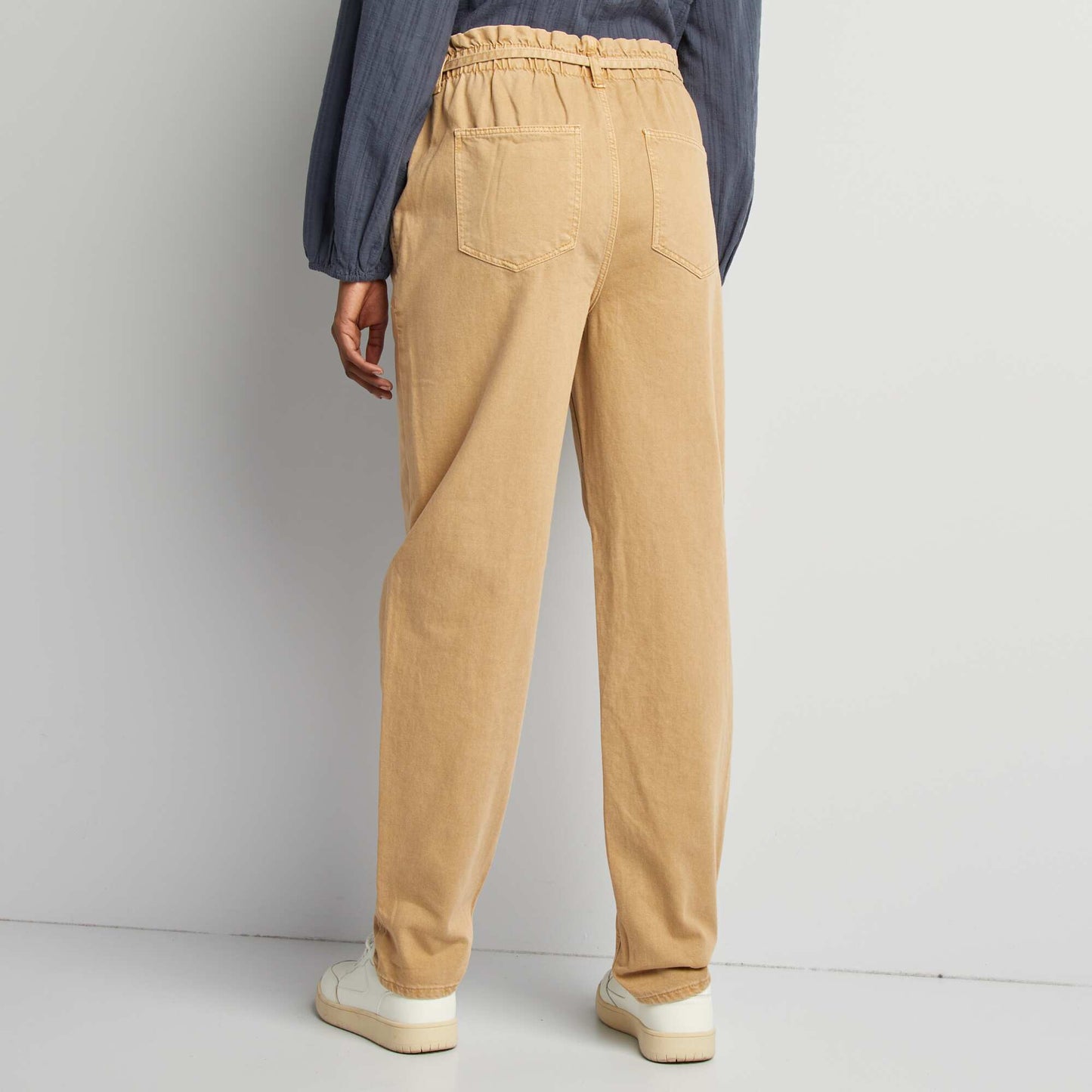 Pantalon en twill avec fine ceinture à nouer beige