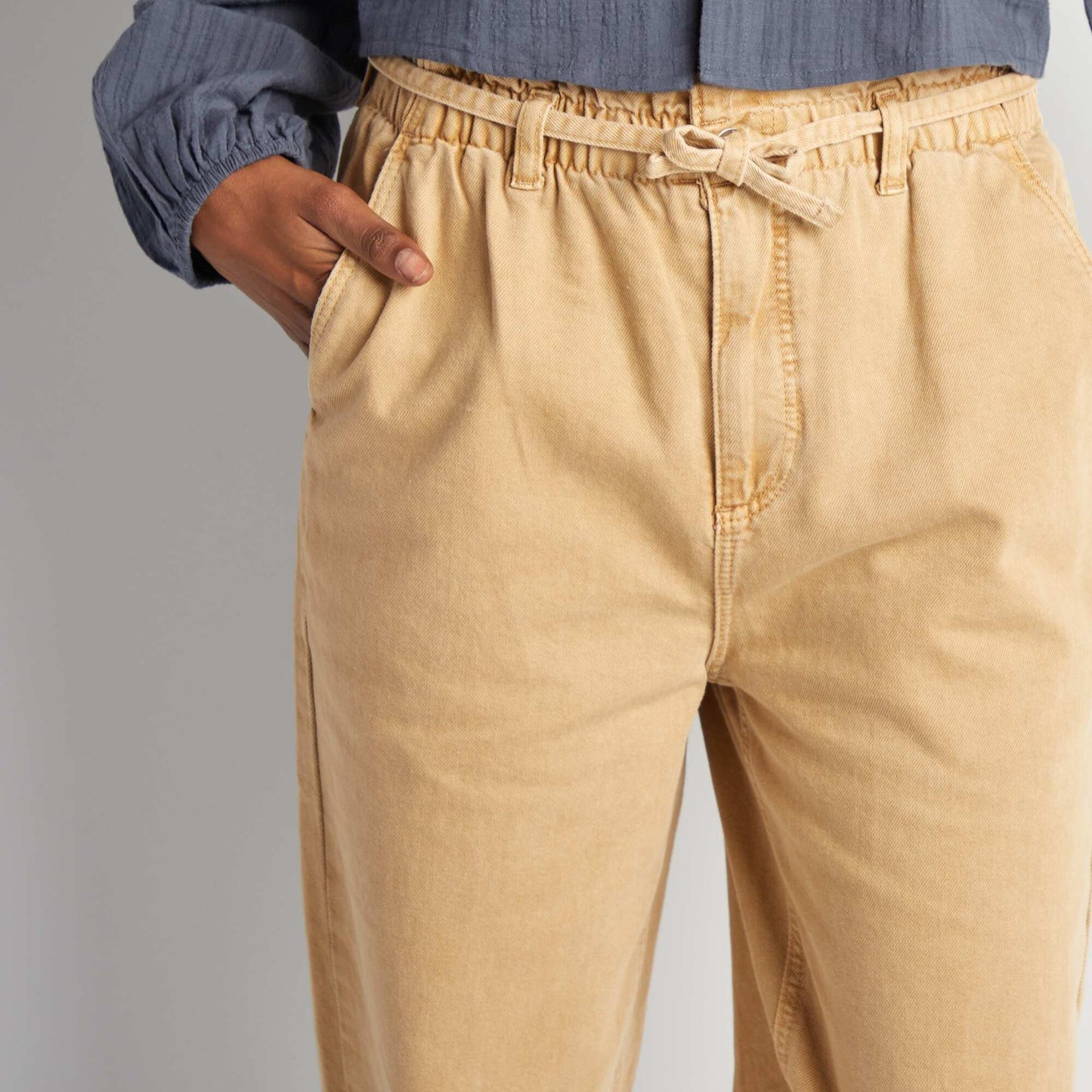 Pantalon en twill avec fine ceinture à nouer beige