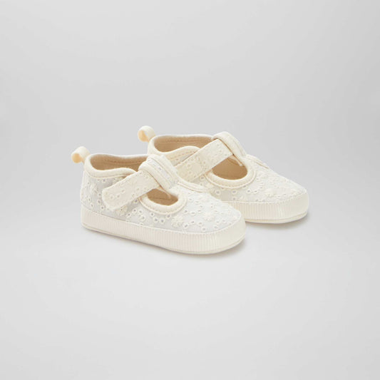 Chaussons esprit baskets avec broderie anglaise BEIGE