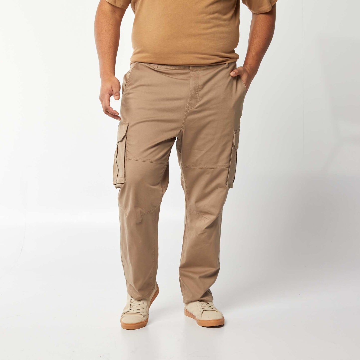 Pantalon uni avec multipoches MARRON