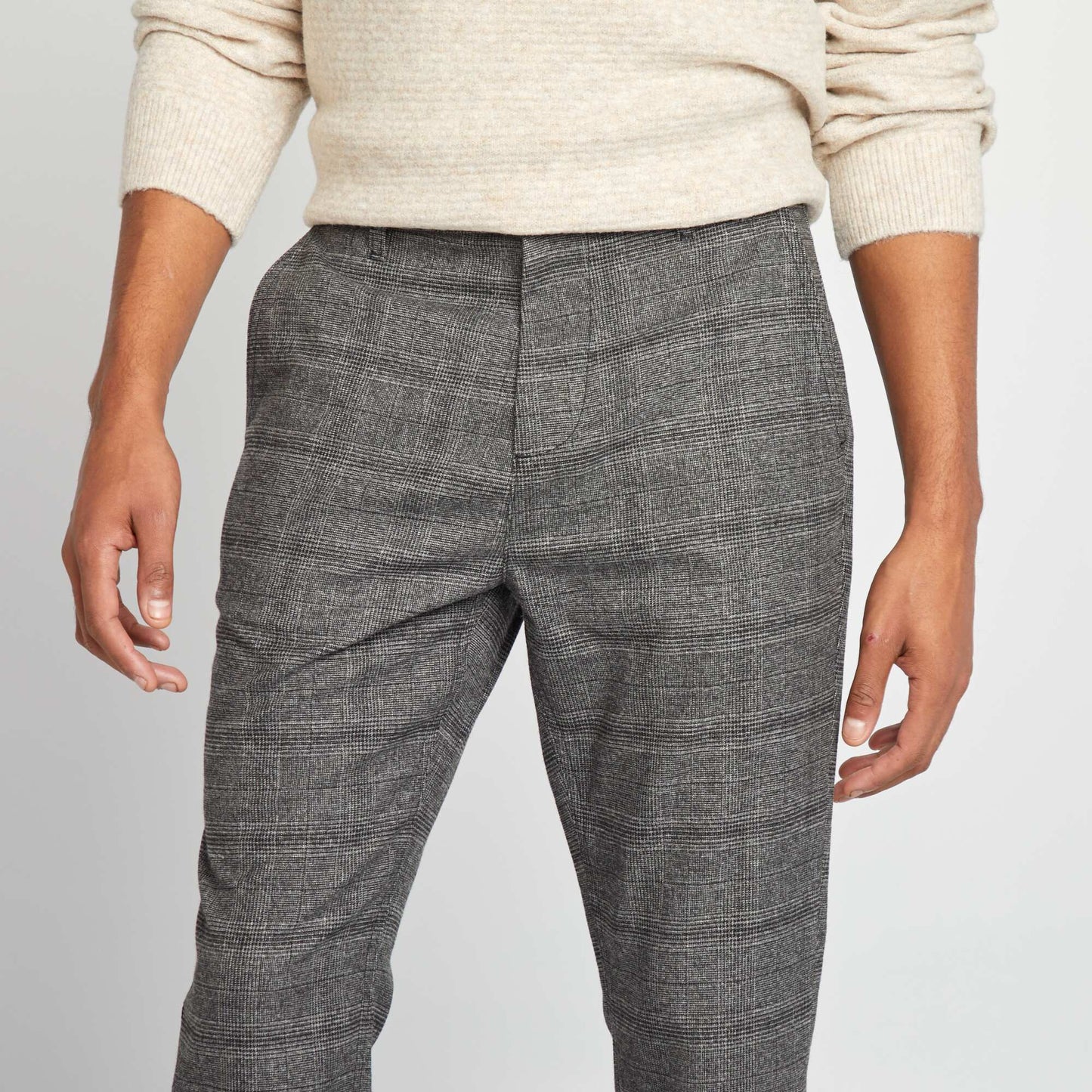 Pantalon chino à carreaux Gris