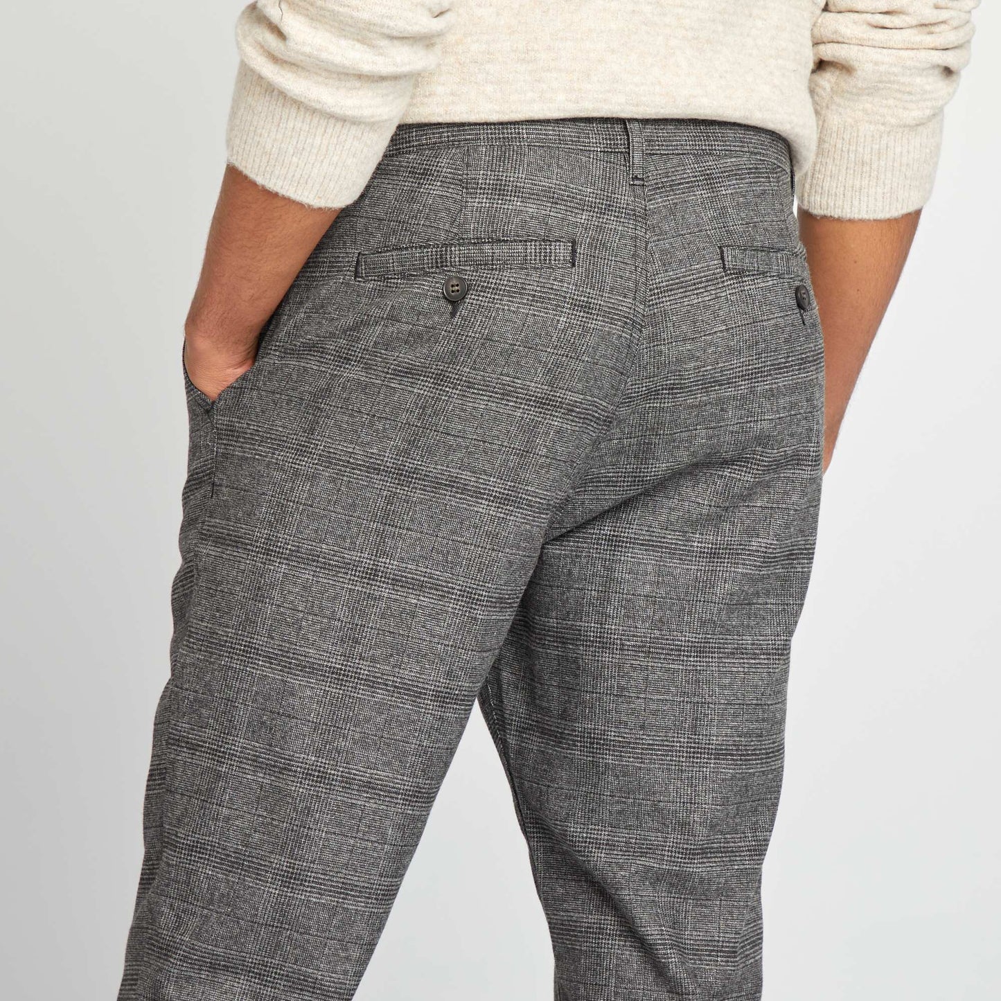 Pantalon chino à carreaux Gris