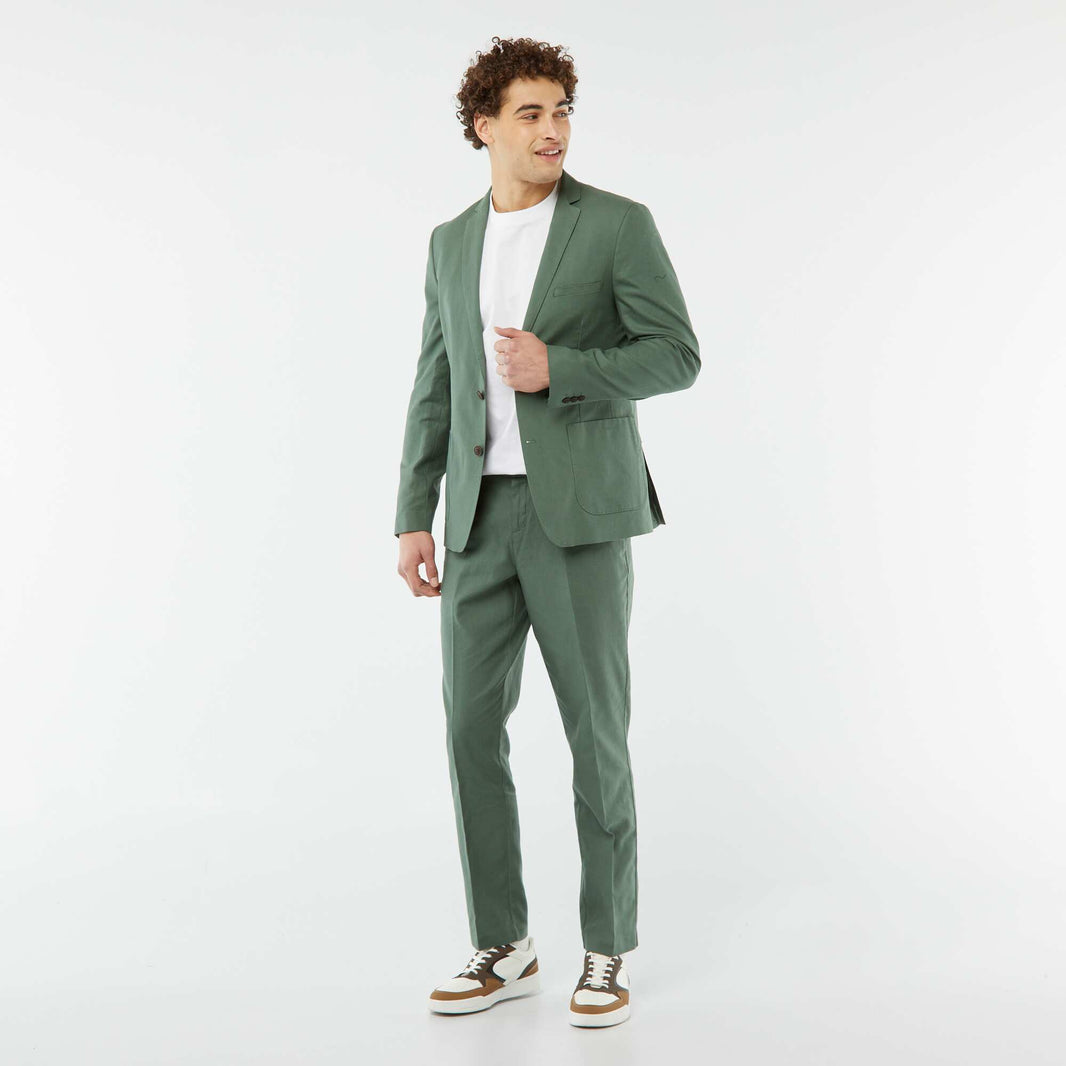 Costume beige en lin pour l'été