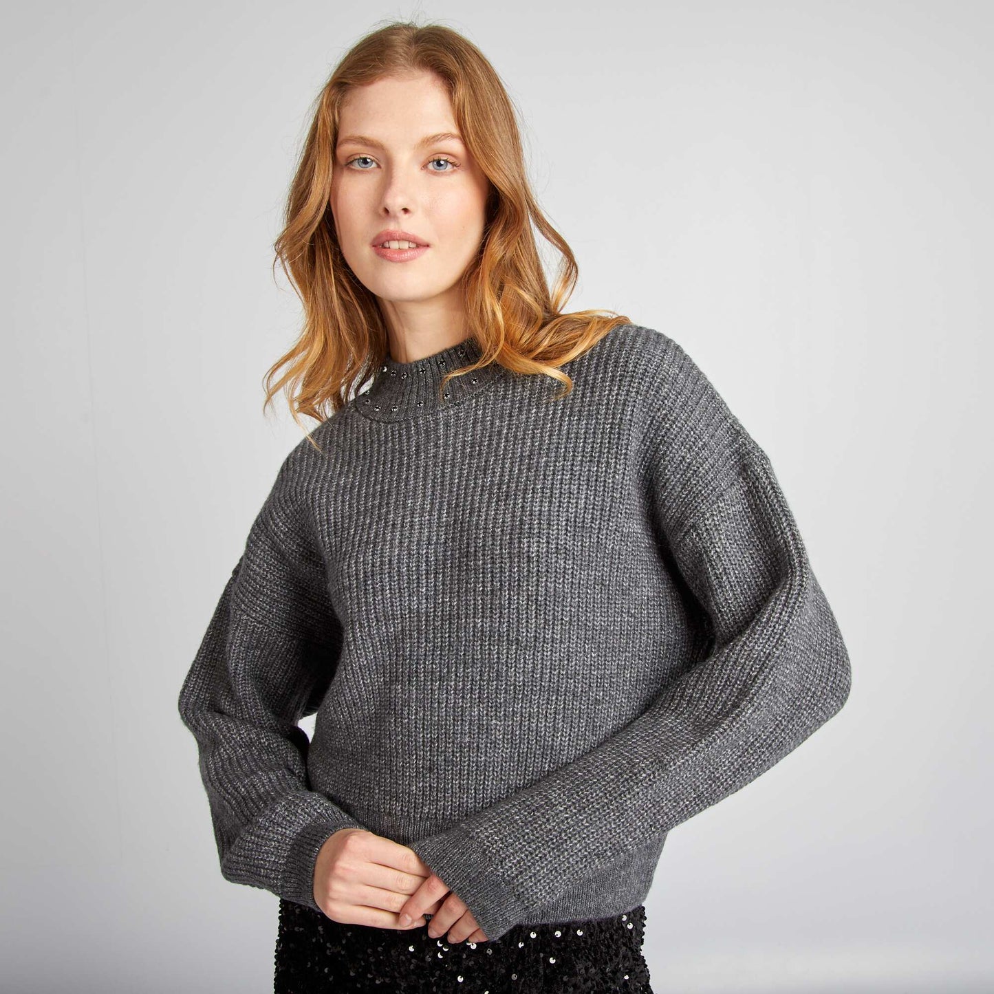 Pull avec bijoux sur le col Gris