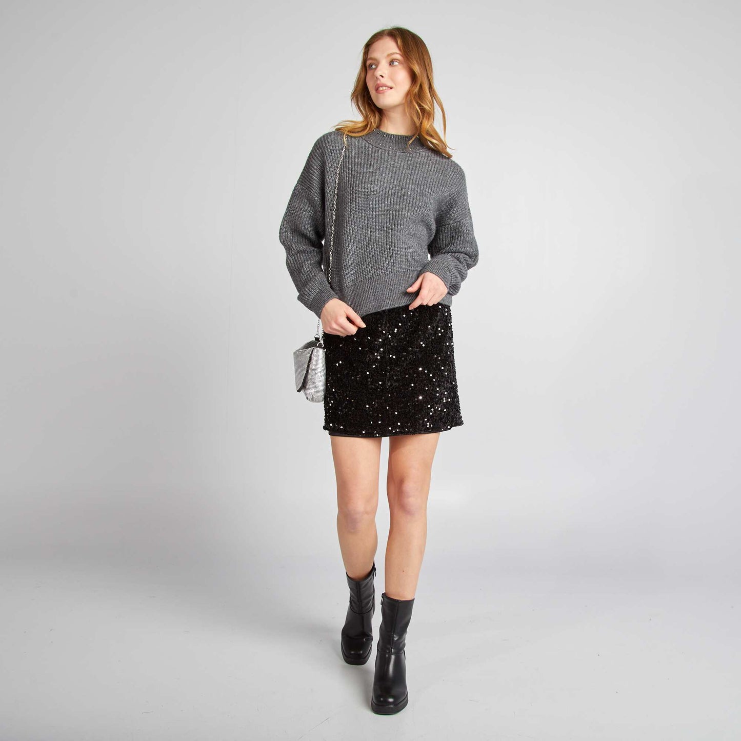 Pull avec bijoux sur le col Gris