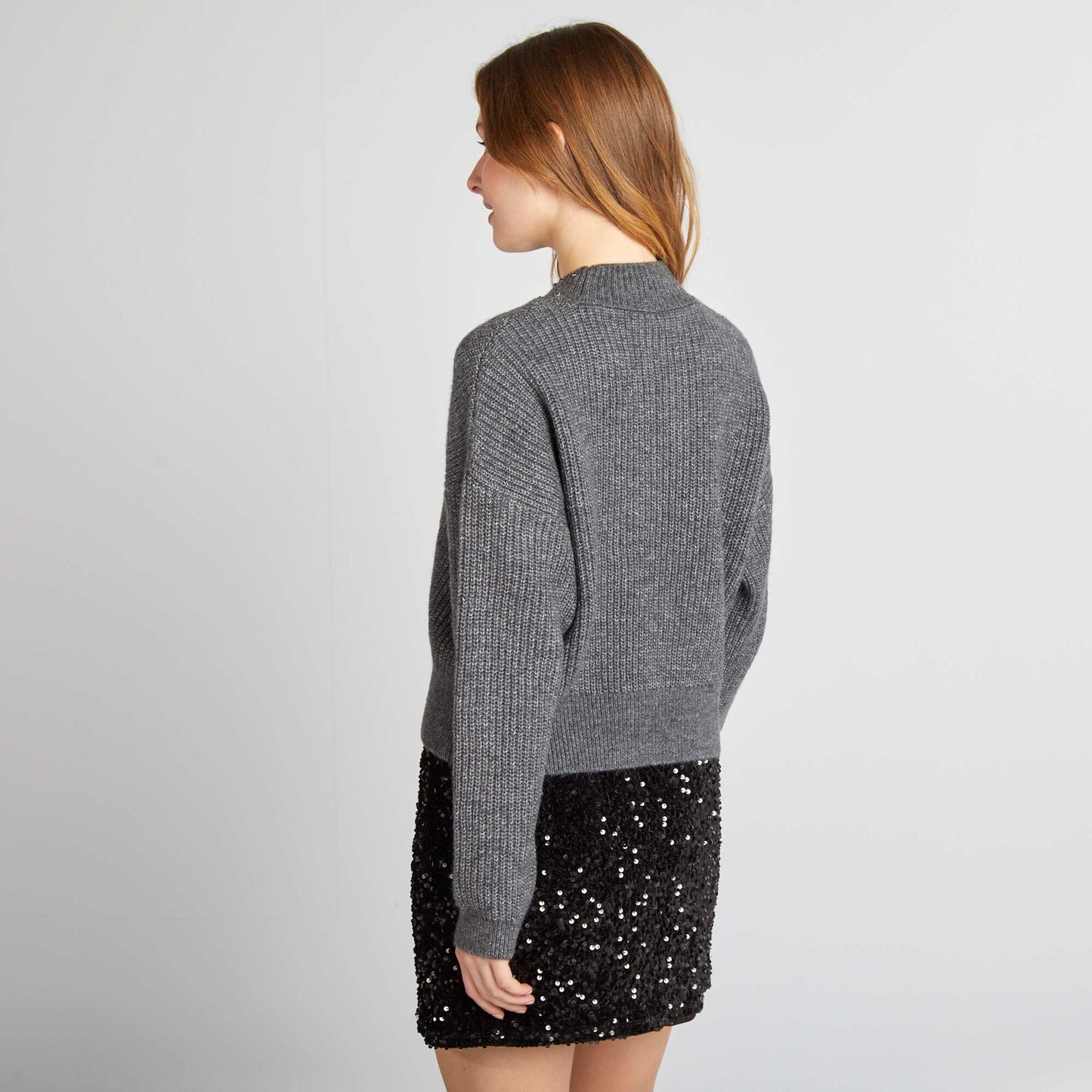 Pull avec bijoux sur le col Gris