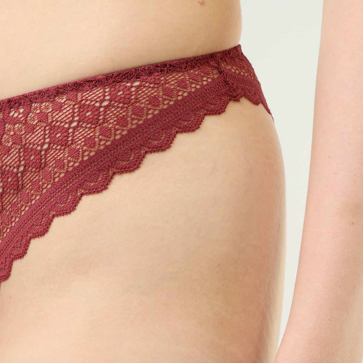 Tanga en dentelle BORDEAUX