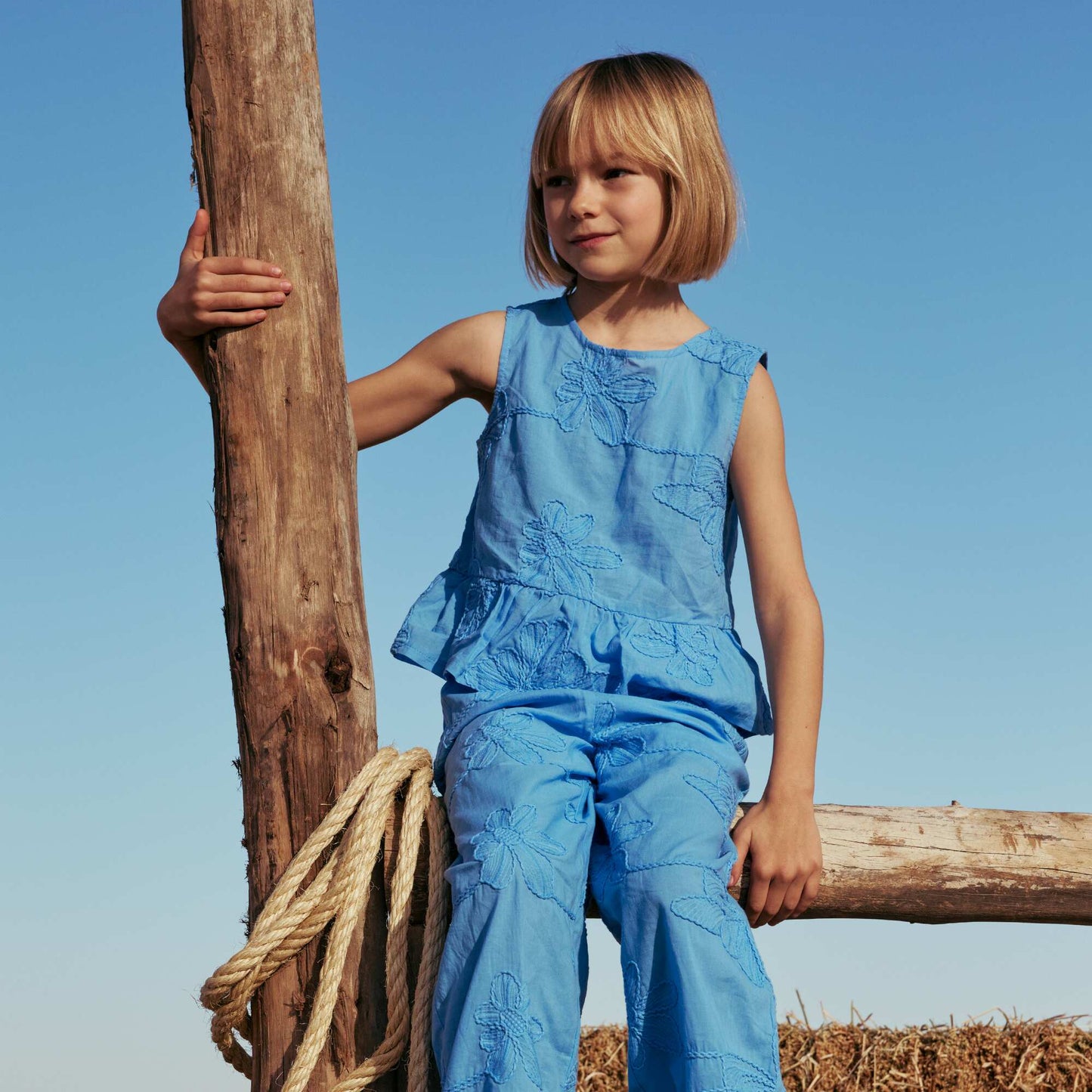 Blouse sans manches avec broderies fleuries BLEU