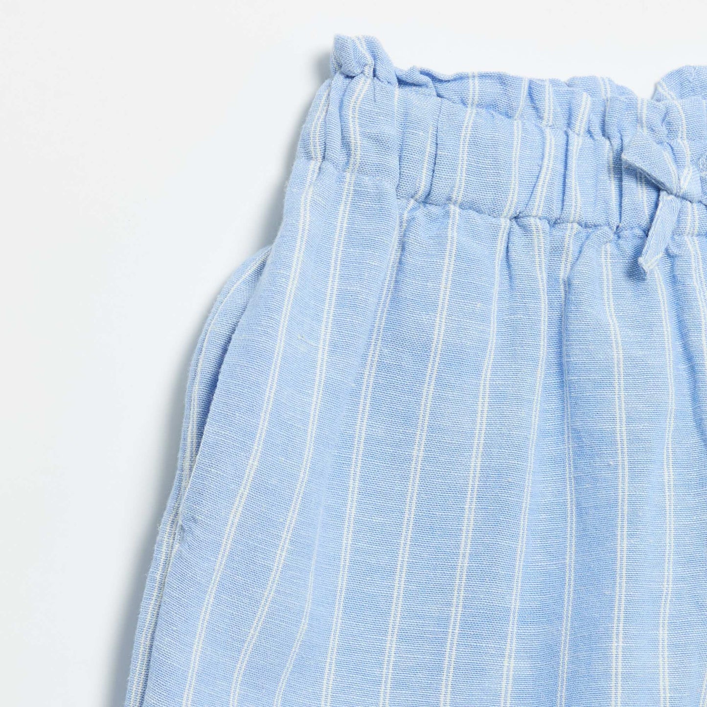 Short uni avec nœud fantaisie BLEU