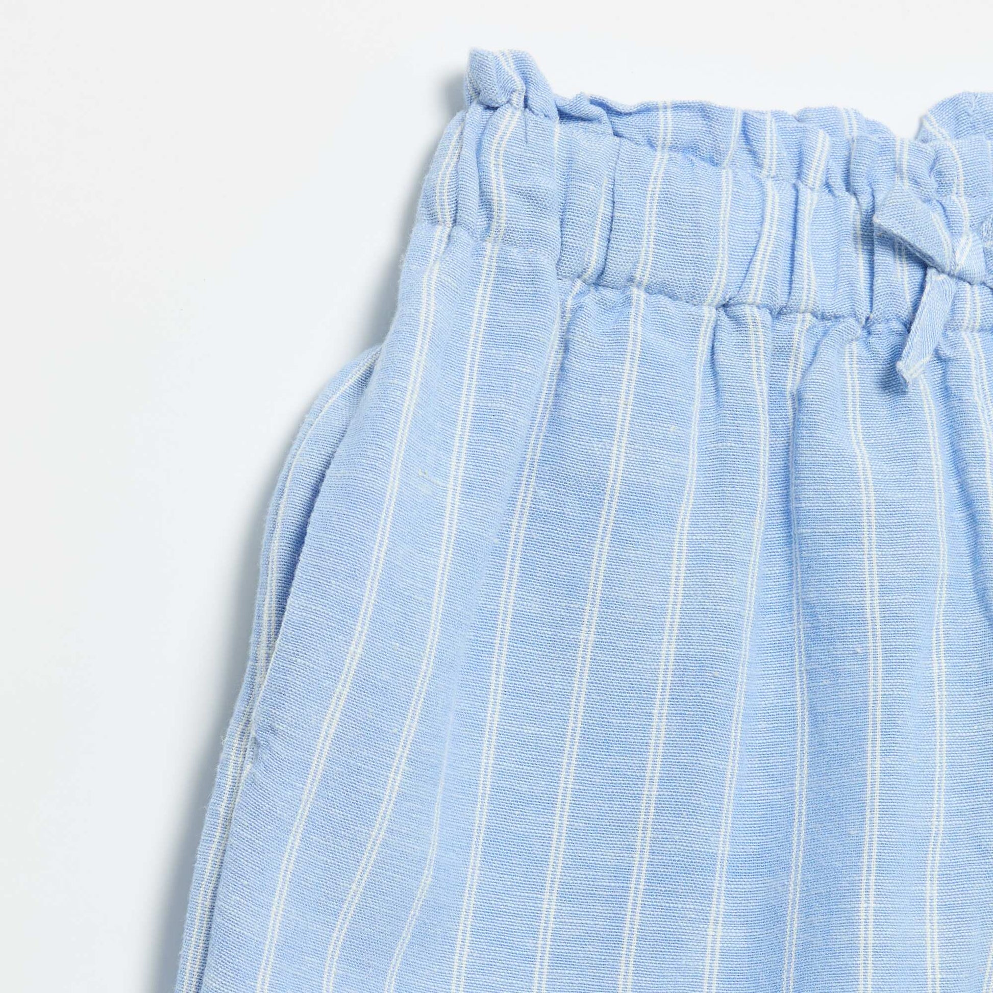 Short uni avec nœud fantaisie BLEU