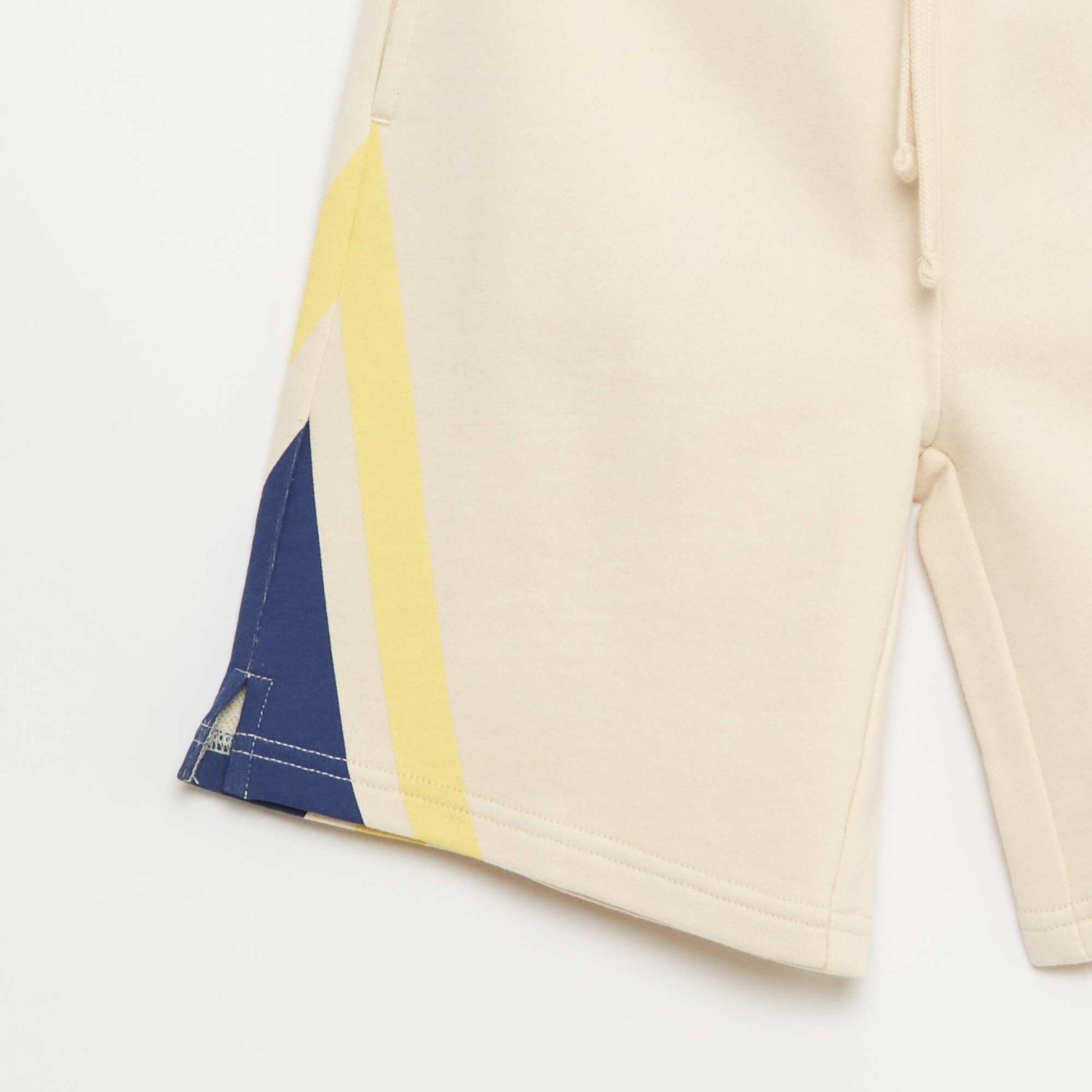 Short imprimé graphique BLANC