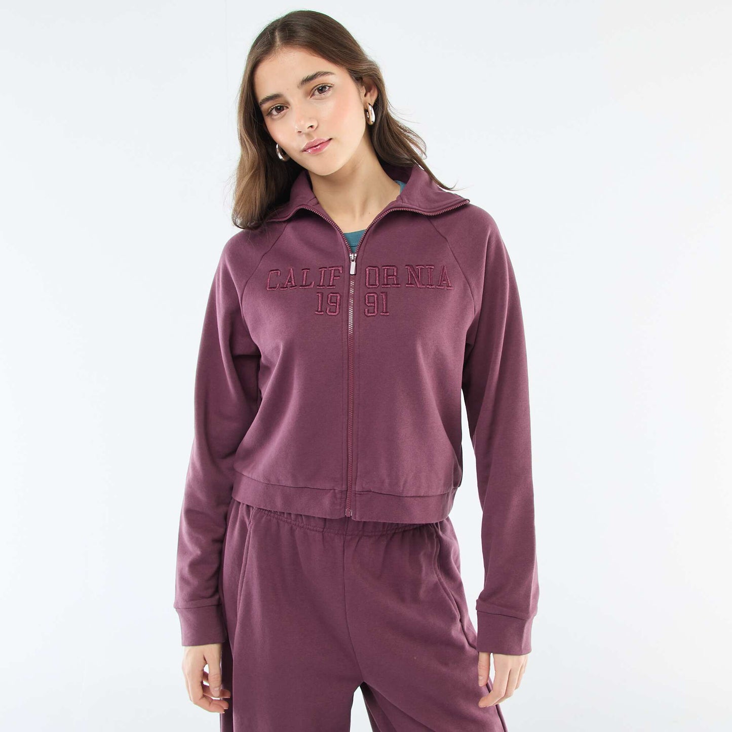 Sweat court zippé à message brodé PRUNE