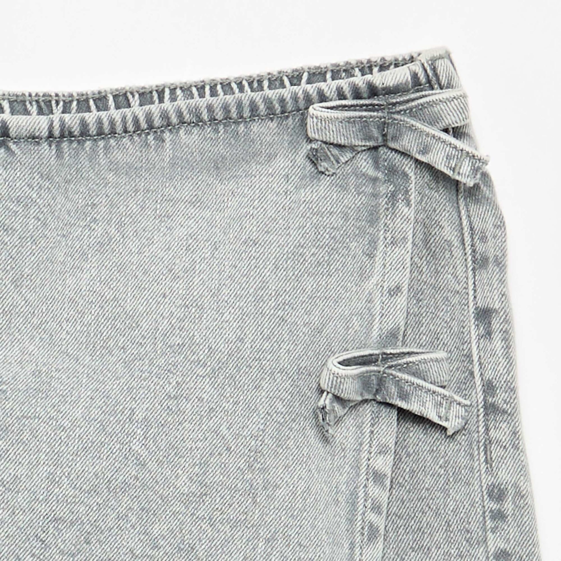 Jupe short courte en jean avec nœuds GRIS