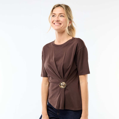 T-shirt à manches courtes drapé avec bijou fantaisie MARRON
