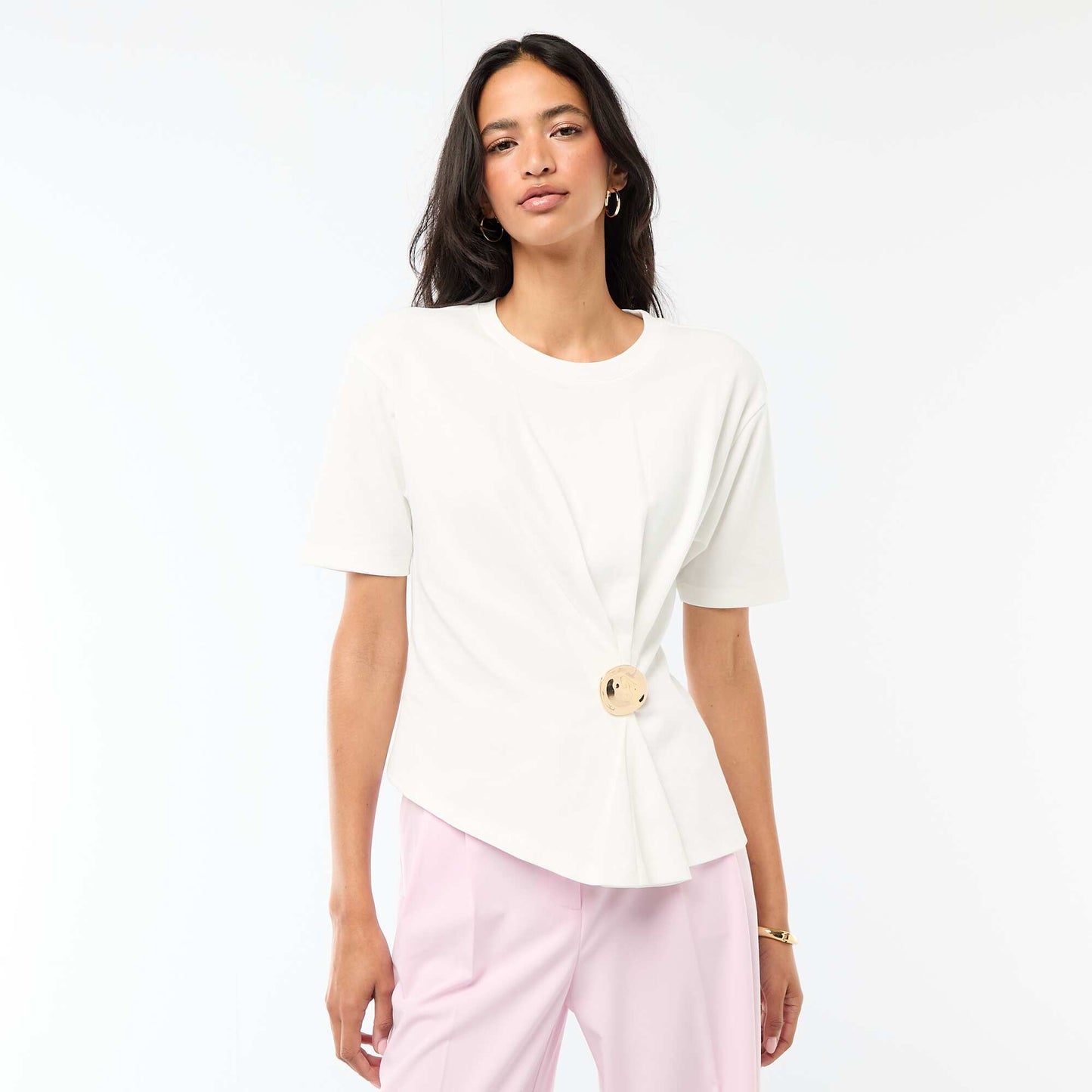 T-shirt à manches courtes drapé avec bijou fantaisie BLANC