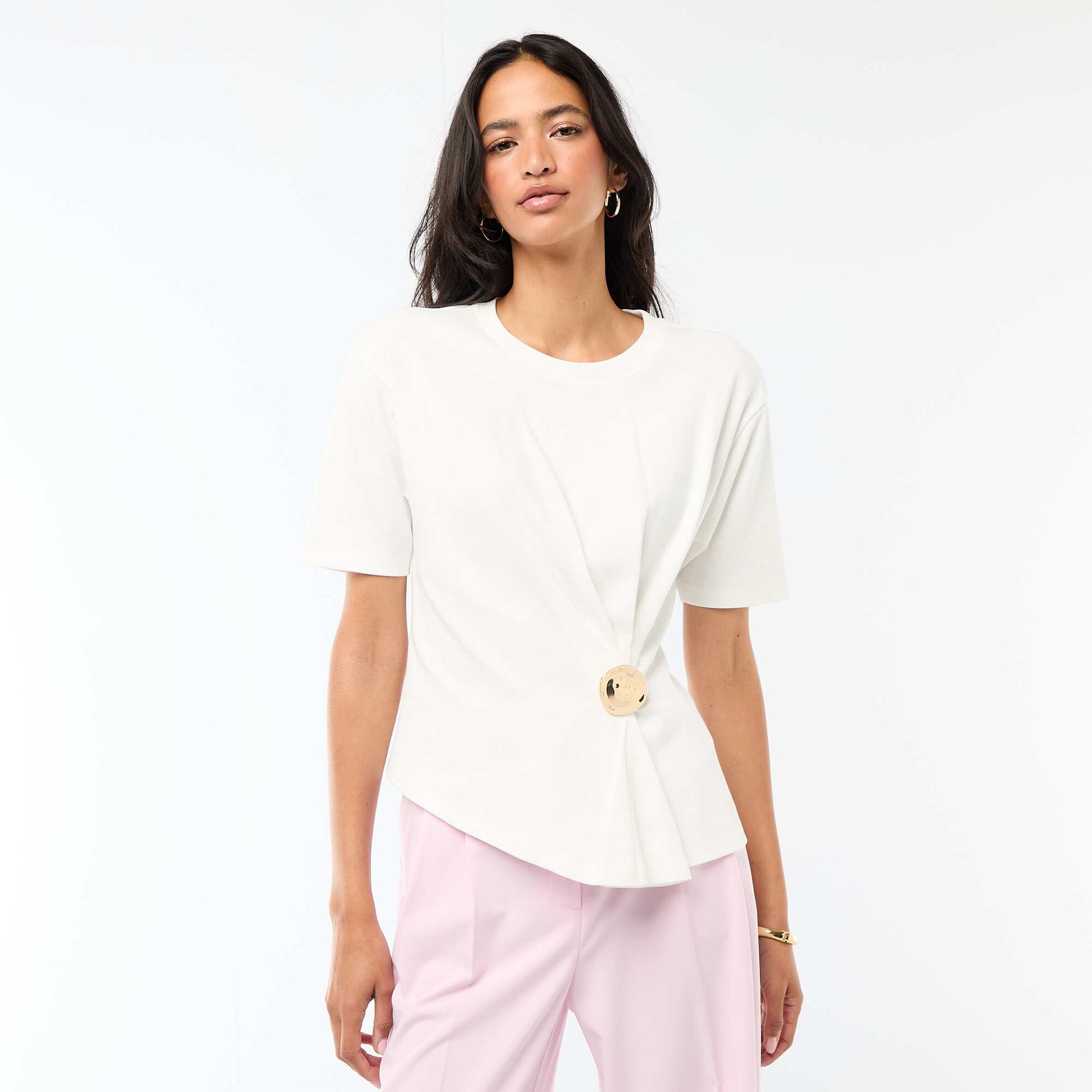 T-shirt à manches courtes drapé avec bijou fantaisie BLANC