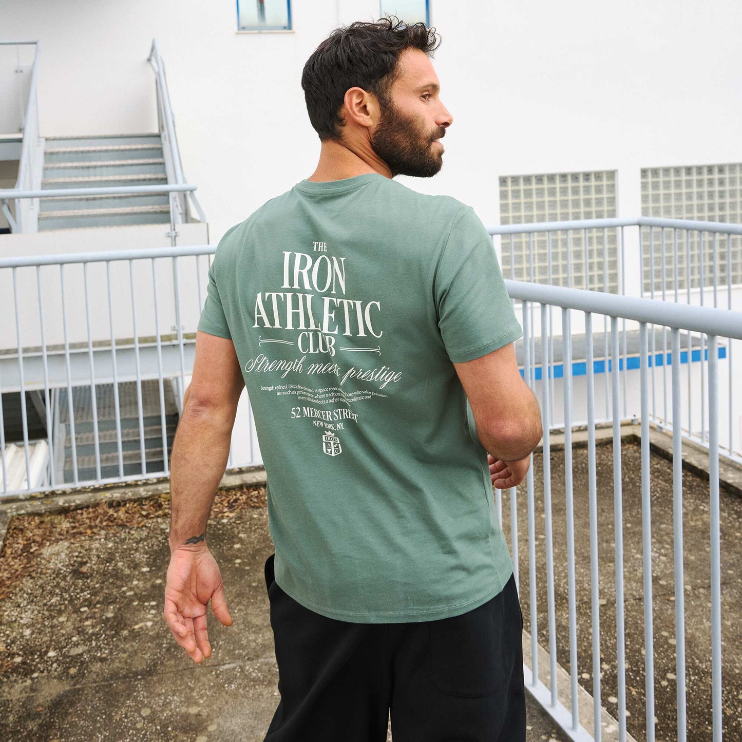 T-shirt homme en coton biologique à col rond et motif placé VERT