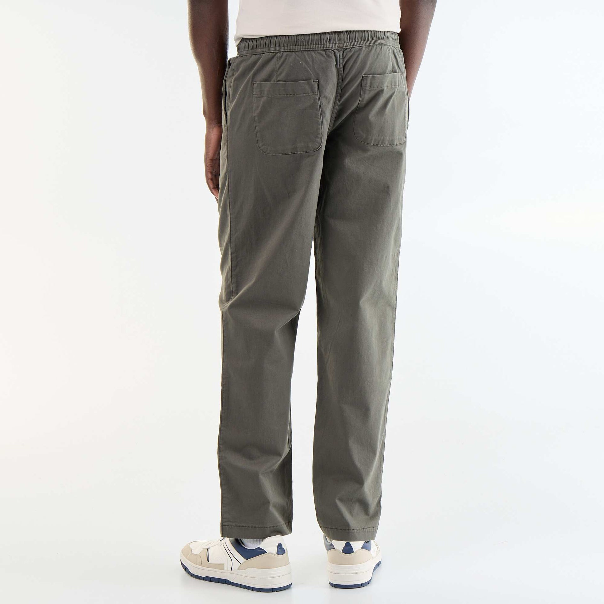 Pantalon matière effet peau de pêche KAKI